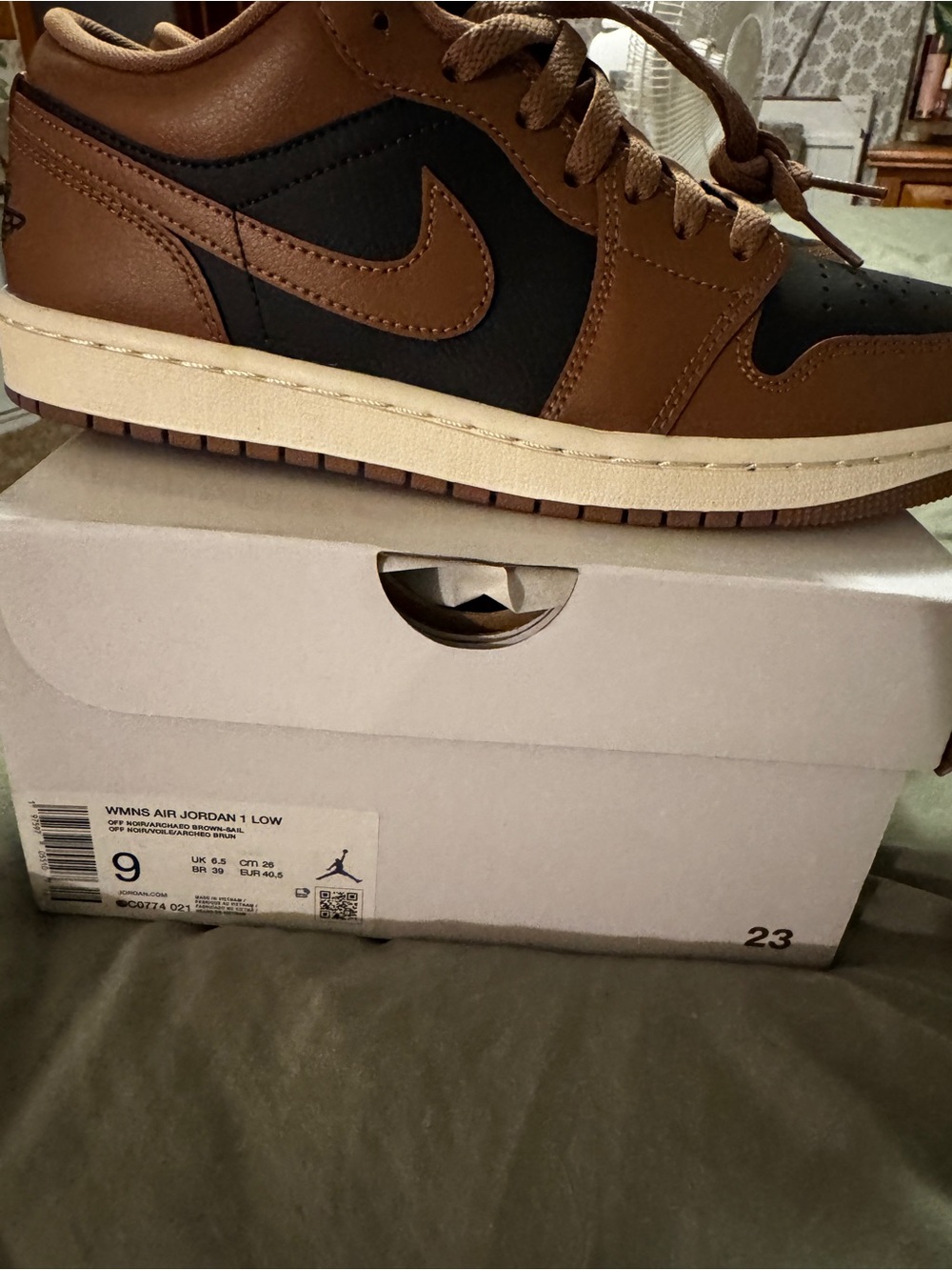 Nike Low-Top Sneaker in Brown and Black - Picture 7 of 8